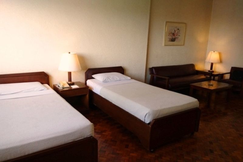 Sunny Bay Suites Manila Bagian luar foto