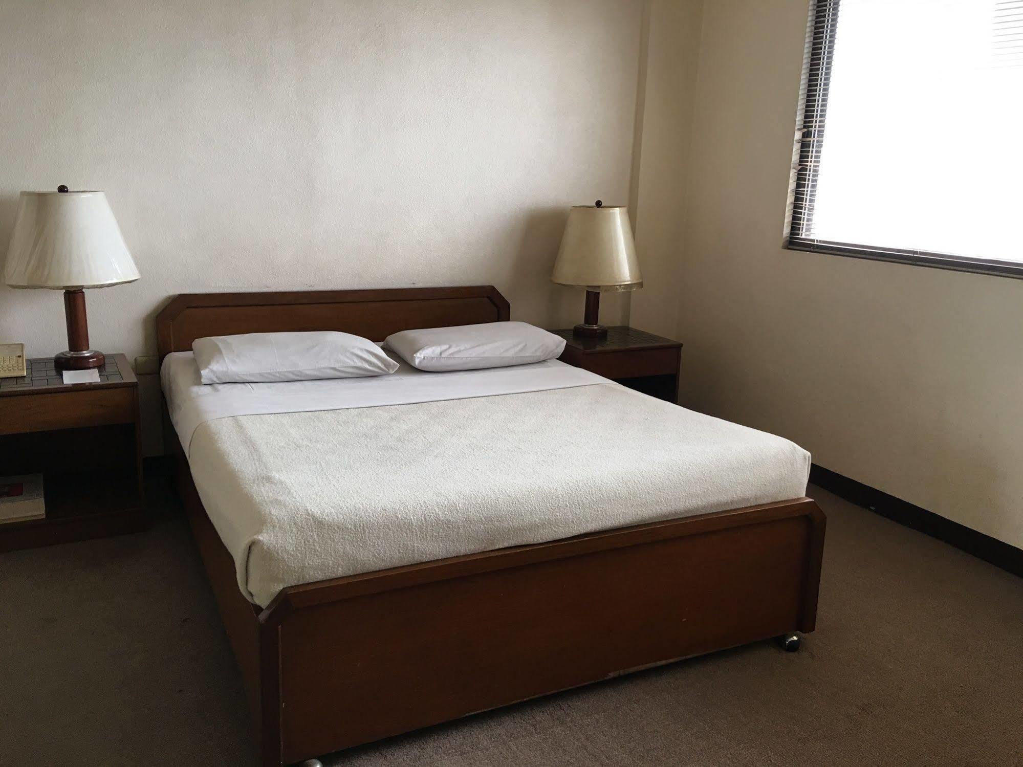Sunny Bay Suites Manila Bagian luar foto