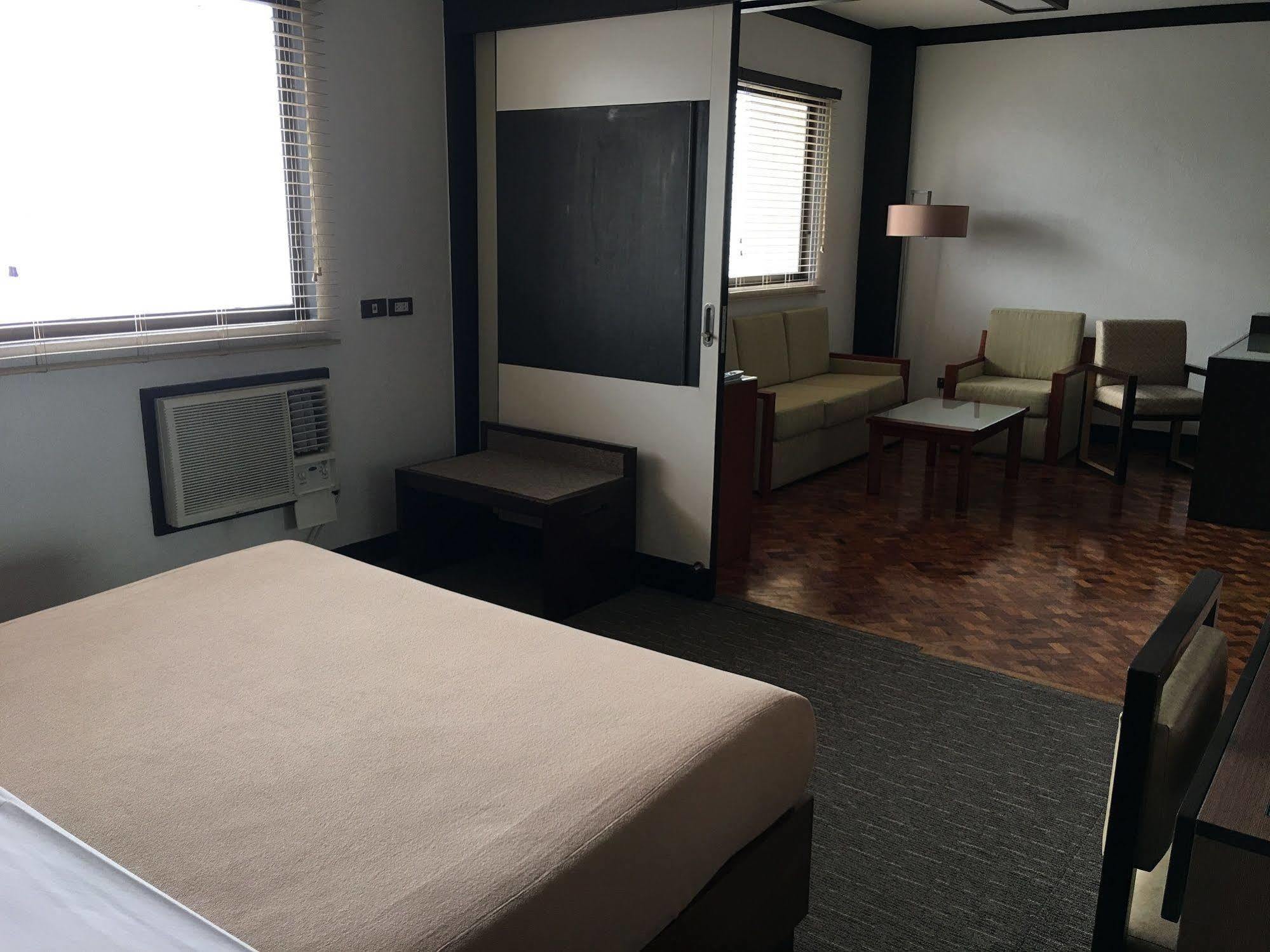 Sunny Bay Suites Manila Bagian luar foto