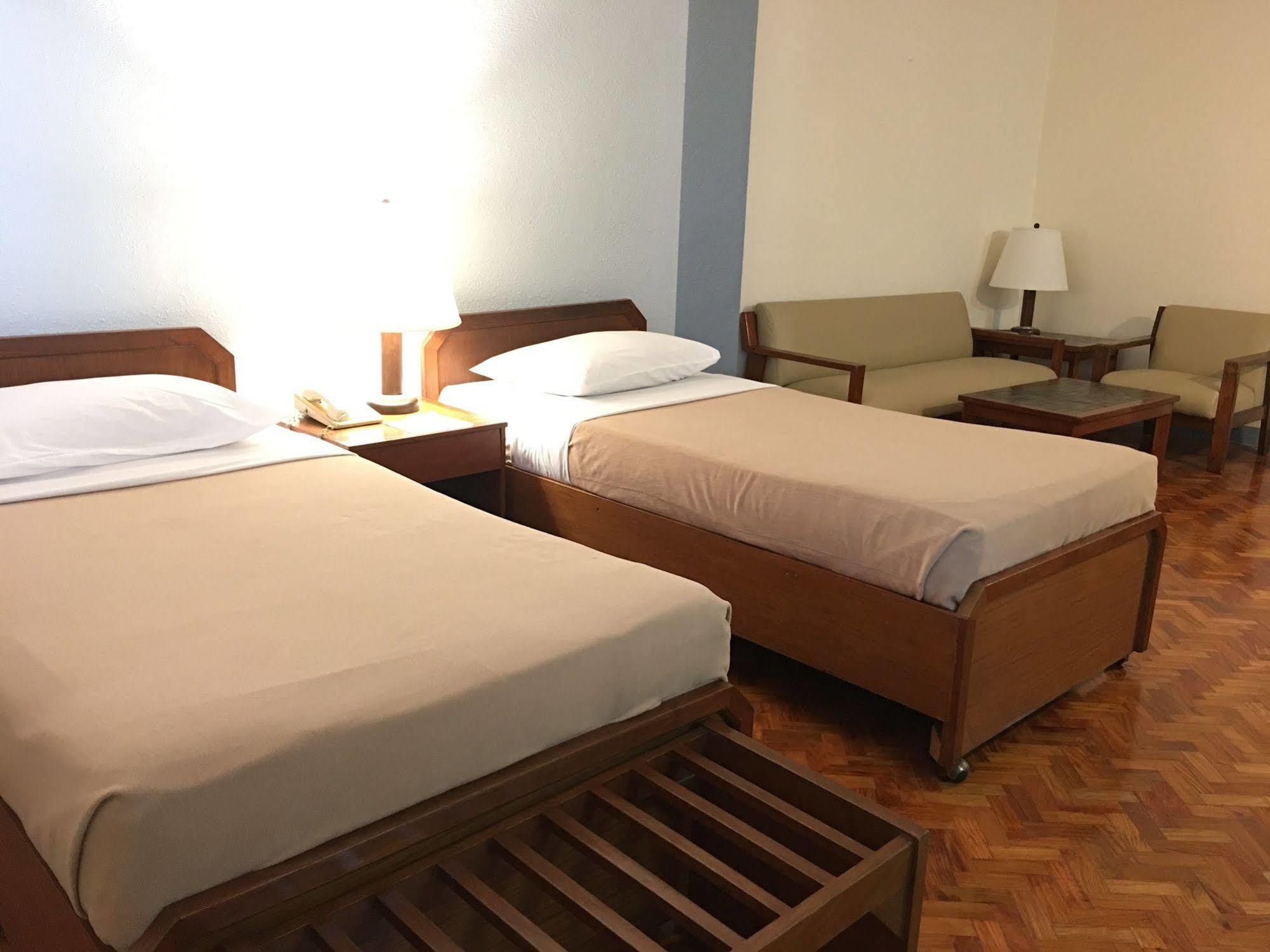 Sunny Bay Suites Manila Bagian luar foto